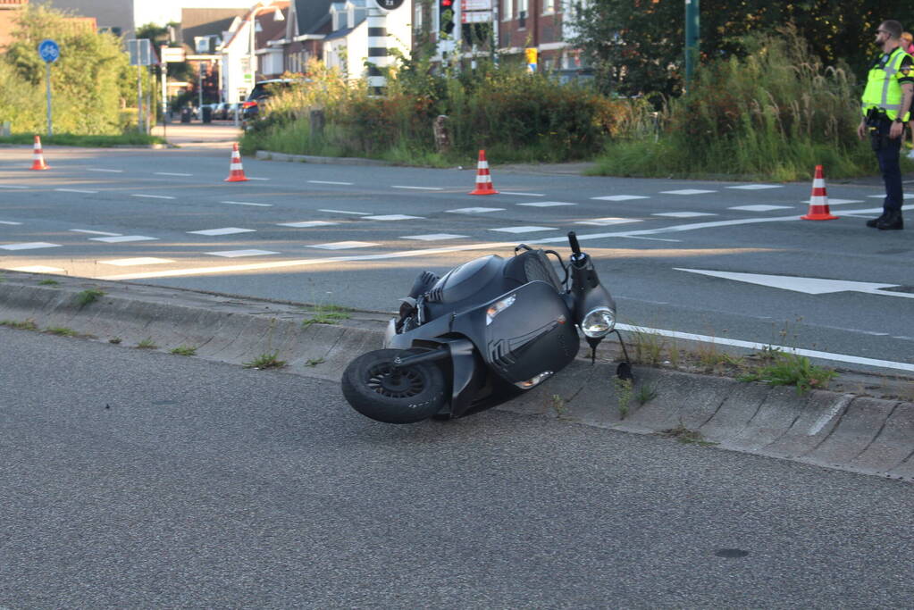 Scooterrijder ernstig gewond na frontale aanrijding