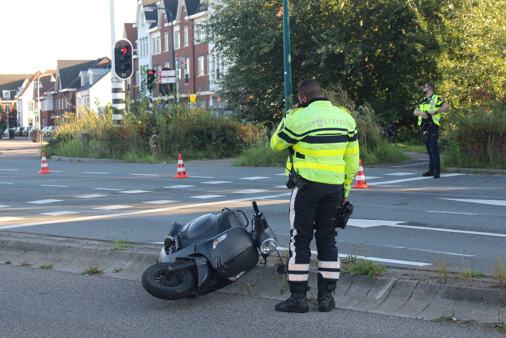 Scooterrijder ernstig gewond na frontale aanrijding