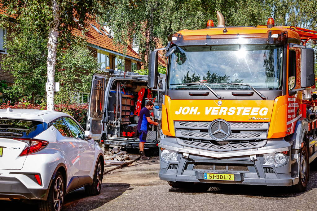 Straat afgezet door waterlekkage