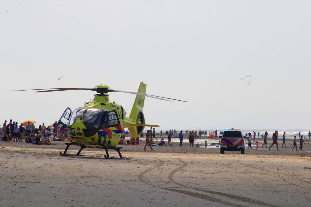Veel bekijks bij landing traumahelikopter op strand