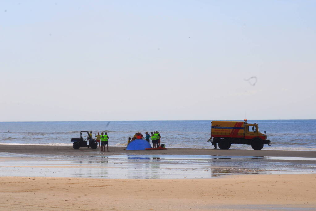 Veel bekijks bij landing traumahelikopter op strand