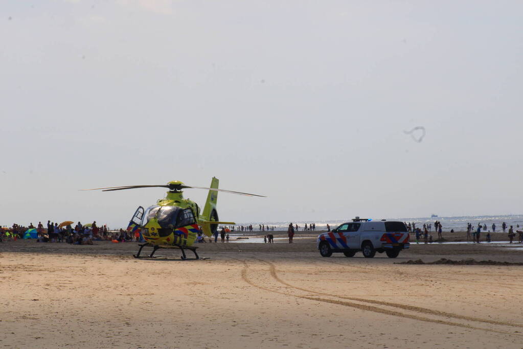 Veel bekijks bij landing traumahelikopter op strand