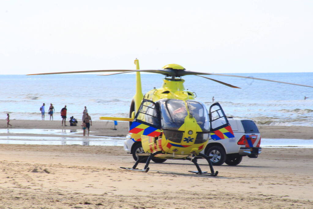 Veel bekijks bij landing traumahelikopter op strand