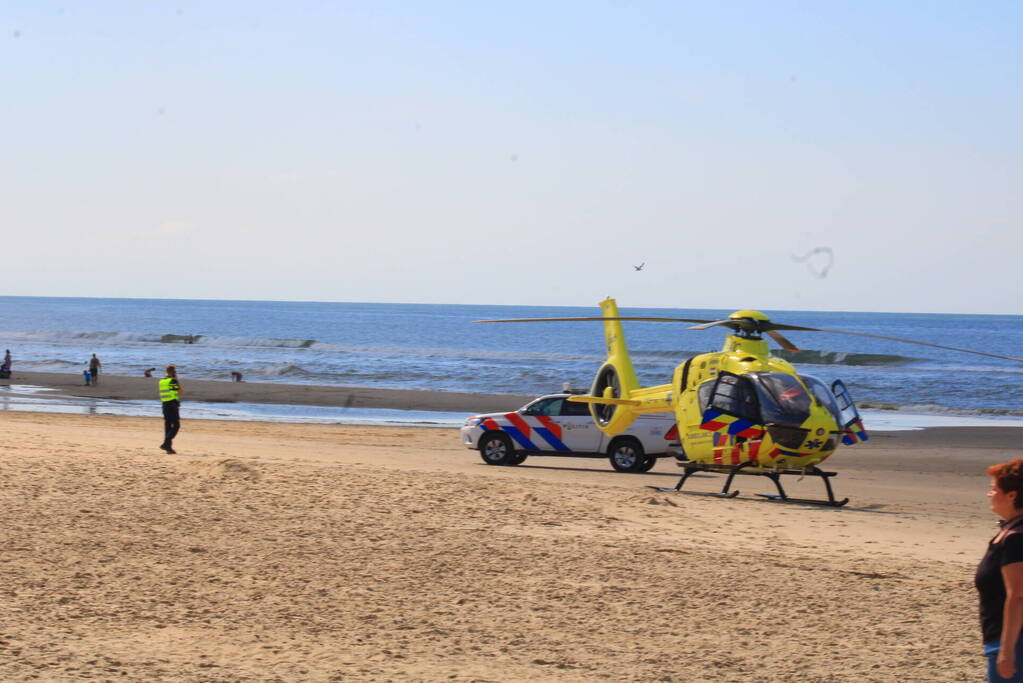 Veel bekijks bij landing traumahelikopter op strand