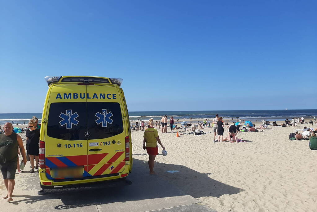 Veel bekijks bij landing traumahelikopter op strand
