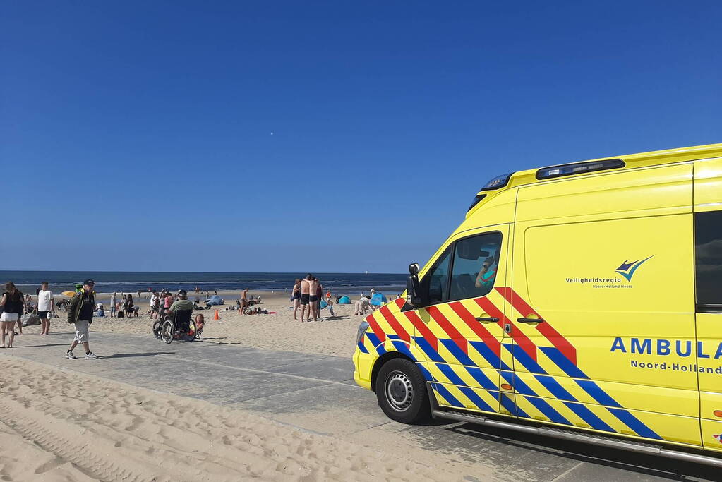 Veel bekijks bij landing traumahelikopter op strand