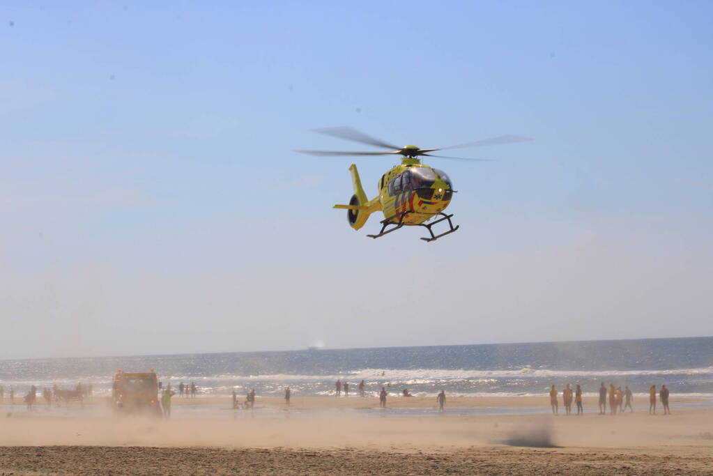 Veel bekijks bij landing traumahelikopter op strand