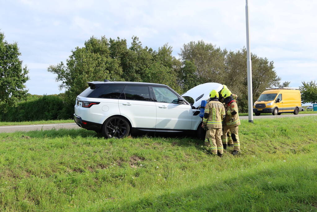 Vlammen onder motorkap van rijdende Range Rover