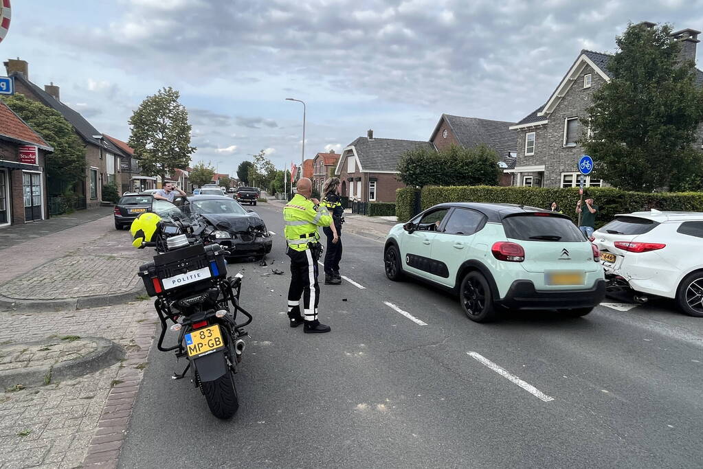 Hevige schade bij ongeval op kruising