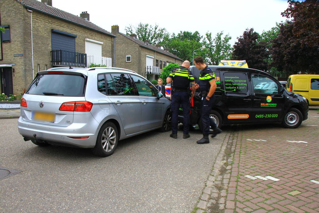 Automobilist botst op achteruitrijdende bestelwagen