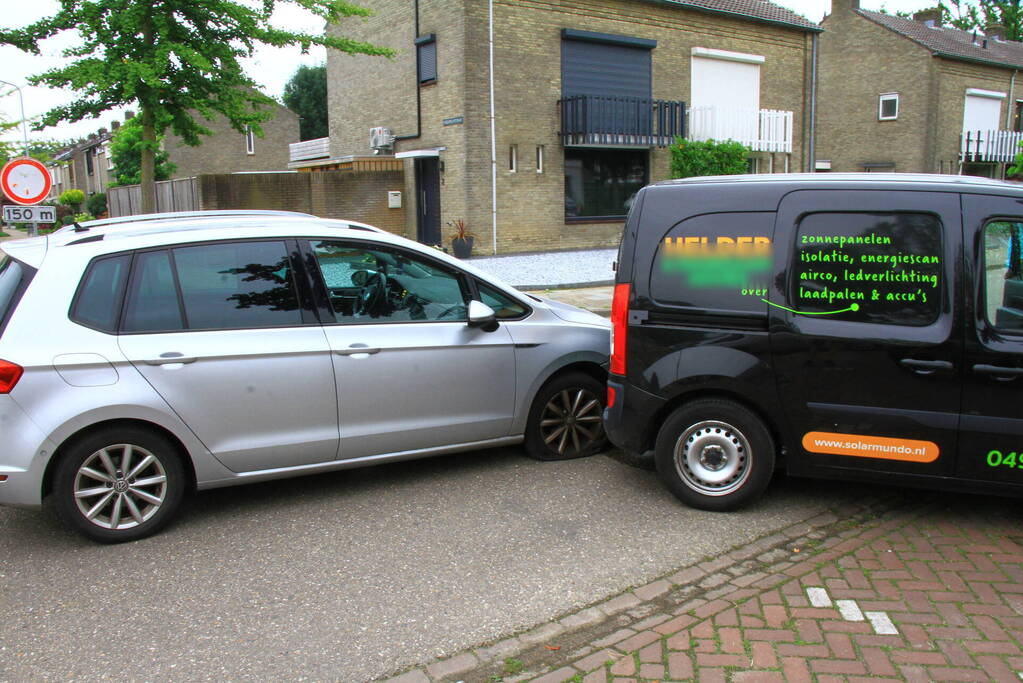 Automobilist botst op achteruitrijdende bestelwagen