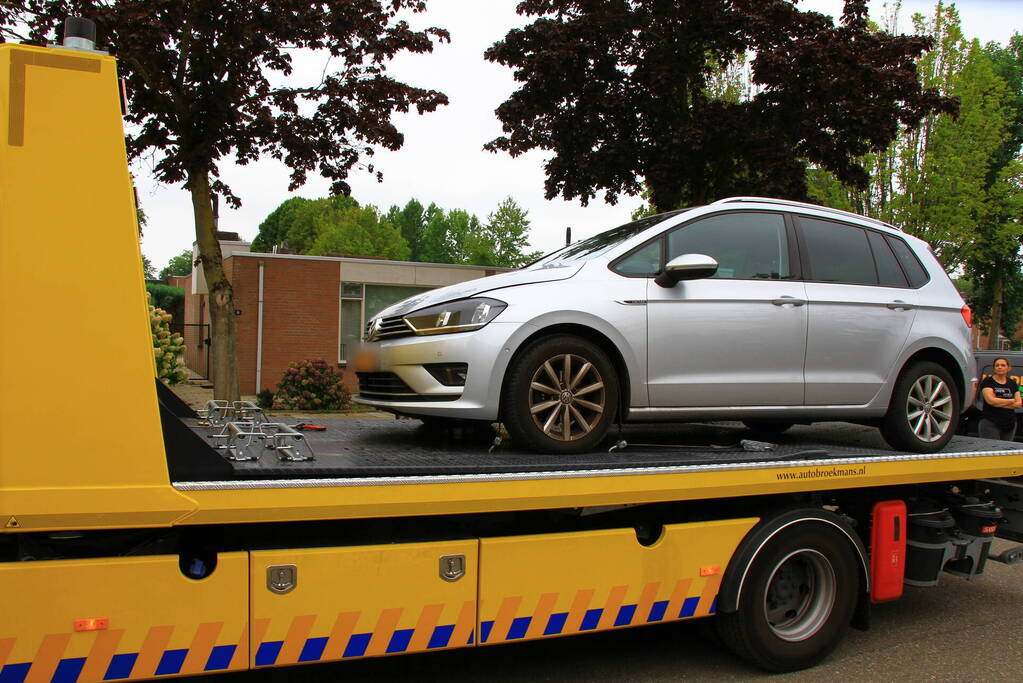 Automobilist botst op achteruitrijdende bestelwagen