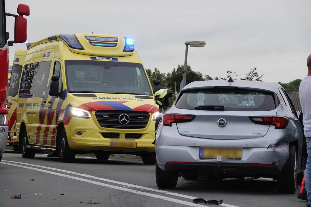 Veel schade bij botsing op provincialeweg