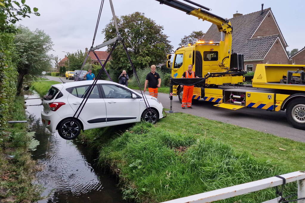 Auto rijdt achteruit de sloot in