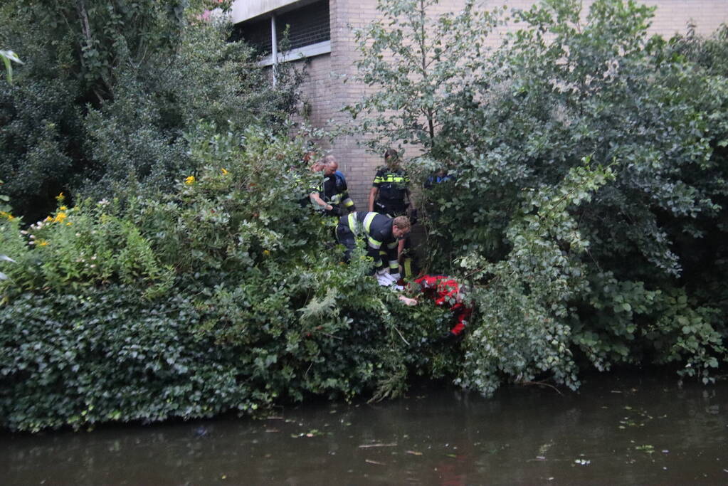 Persoon uit water gered