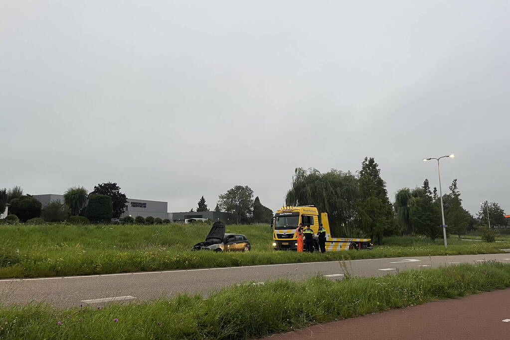Auto loopt flinke schade op bij brand in motorcompartiment