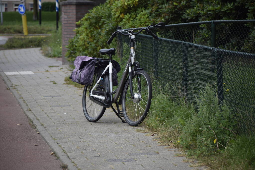 Overstekend fietser ziet auto over het hoofd