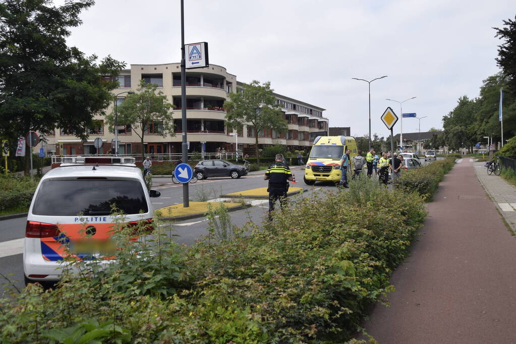 Overstekend fietser ziet auto over het hoofd
