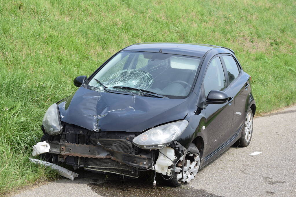 Automobilist raakt met hoge snelheid uit de bocht