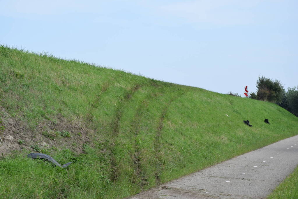 Automobilist raakt met hoge snelheid uit de bocht