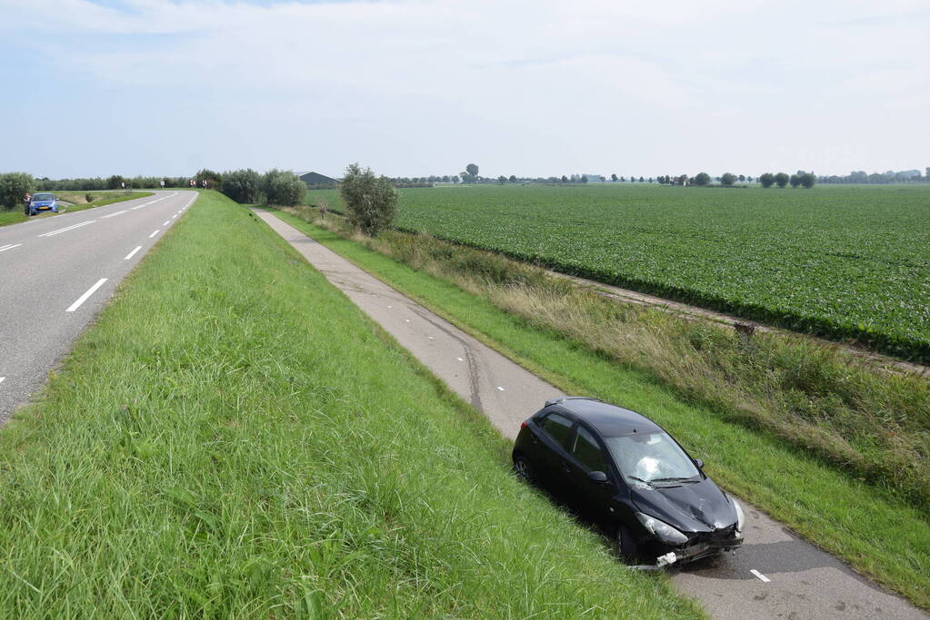 Automobilist raakt met hoge snelheid uit de bocht