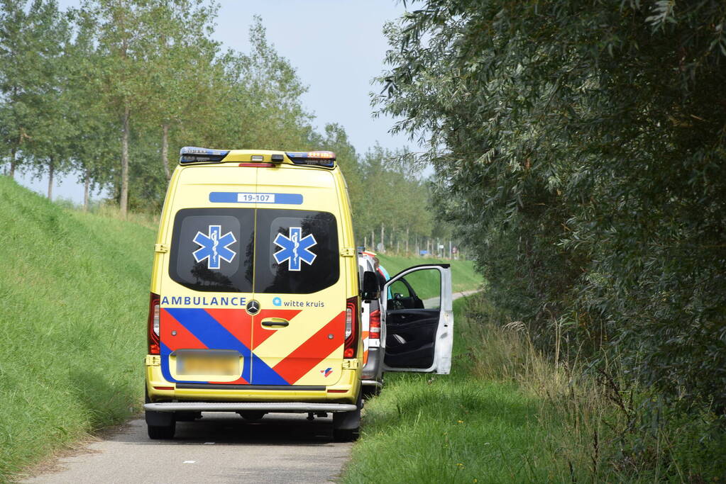 Automobilist raakt met hoge snelheid uit de bocht
