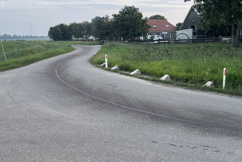 Scooterrijder ten val door glad wegdek