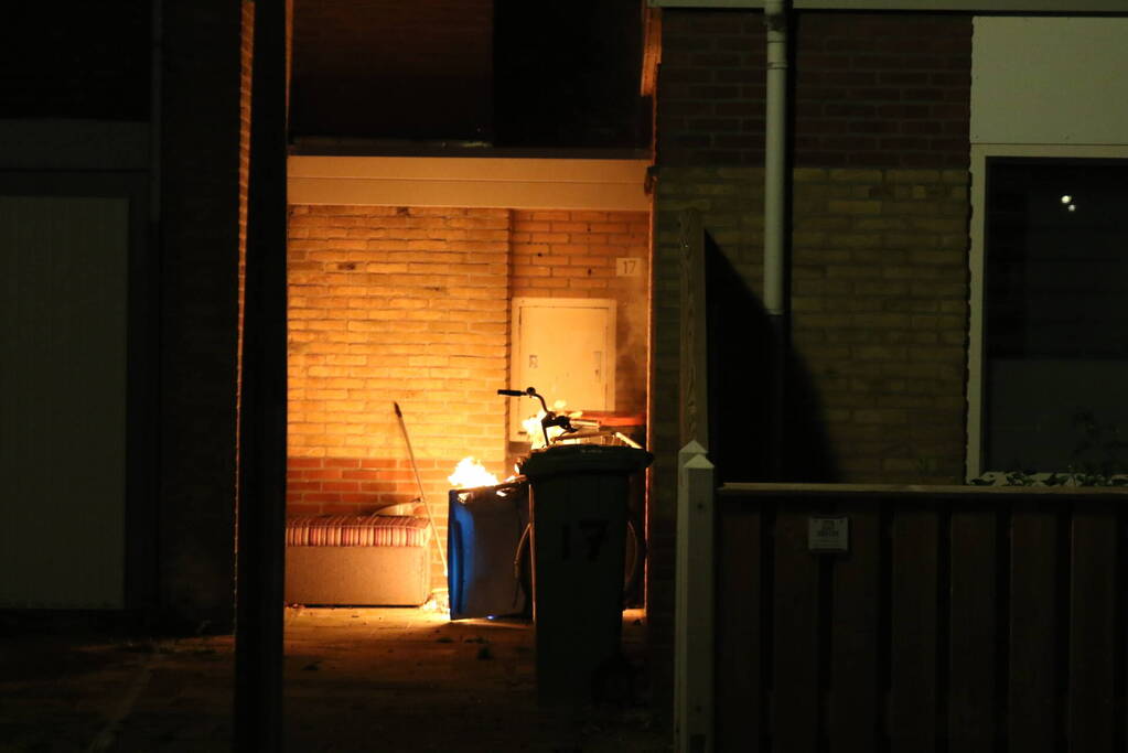 Buitenbrand tegen gevel van woning
