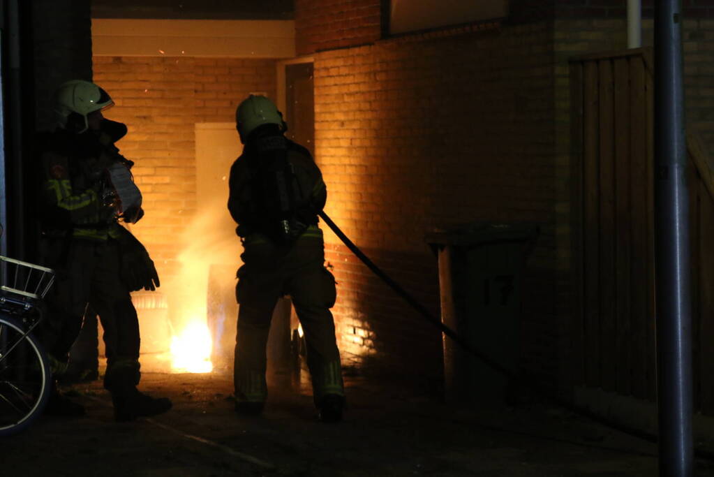 Buitenbrand tegen gevel van woning