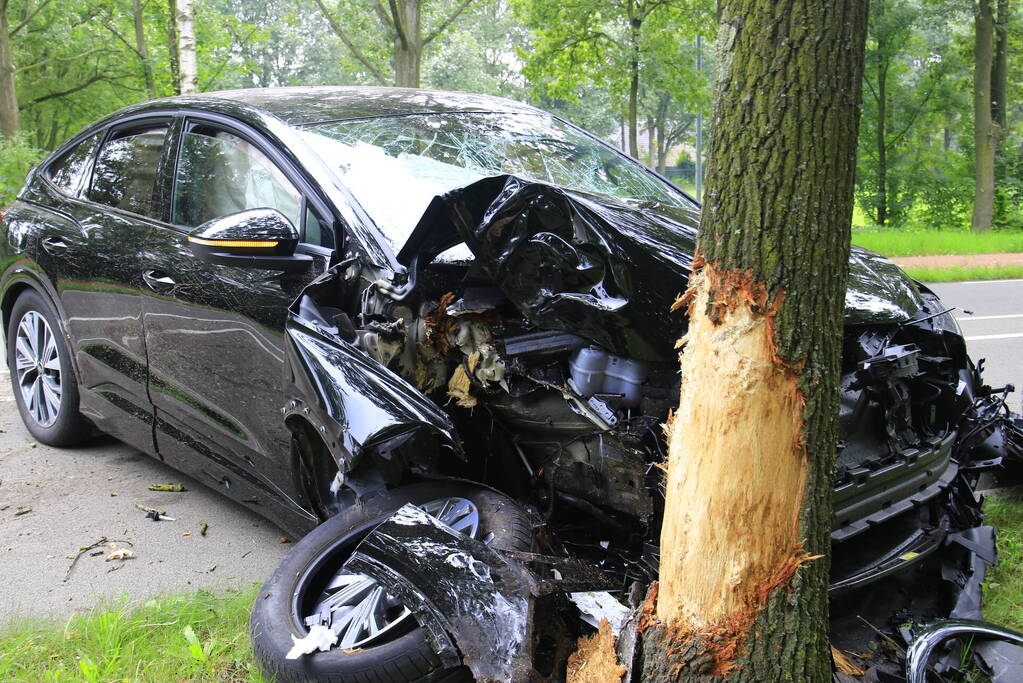 Automobilist knalt tegen boom aan