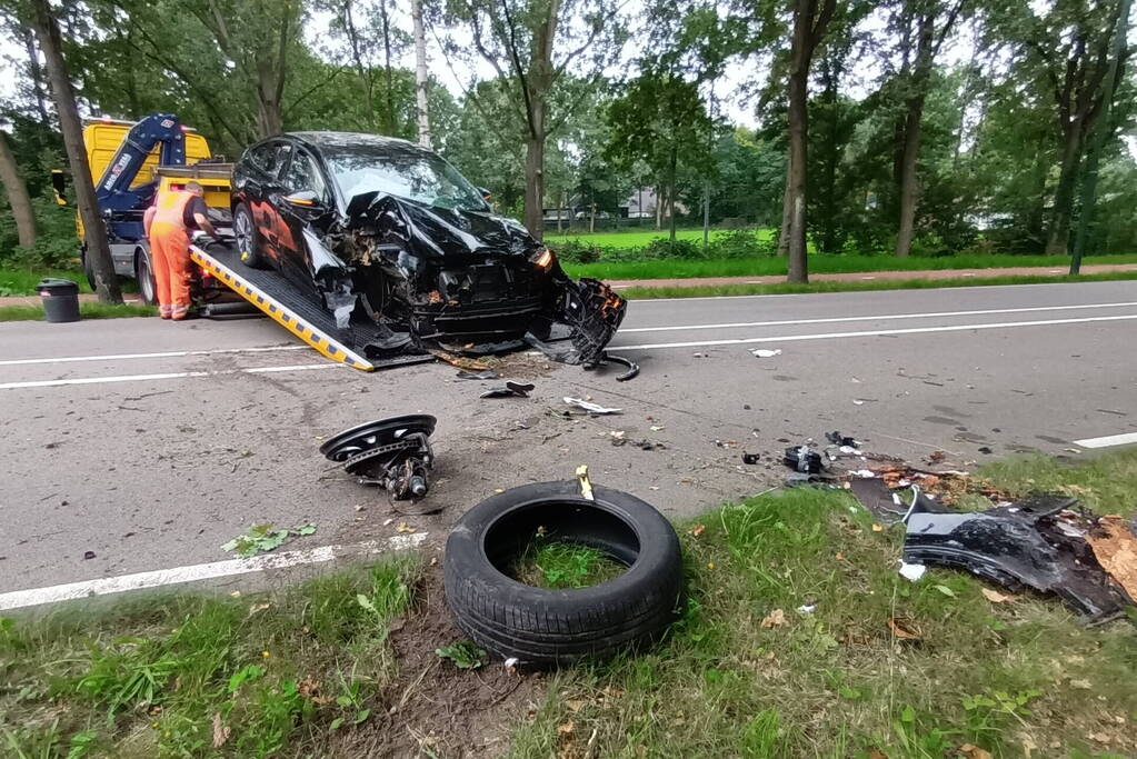 Automobilist knalt tegen boom aan