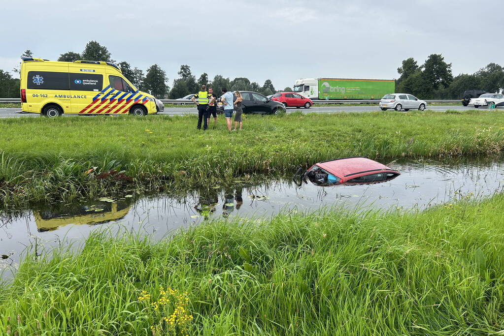 Flinke file door voertuig te water