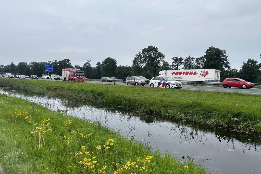 Flinke file door voertuig te water