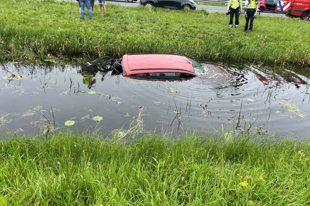 Flinke file door voertuig te water