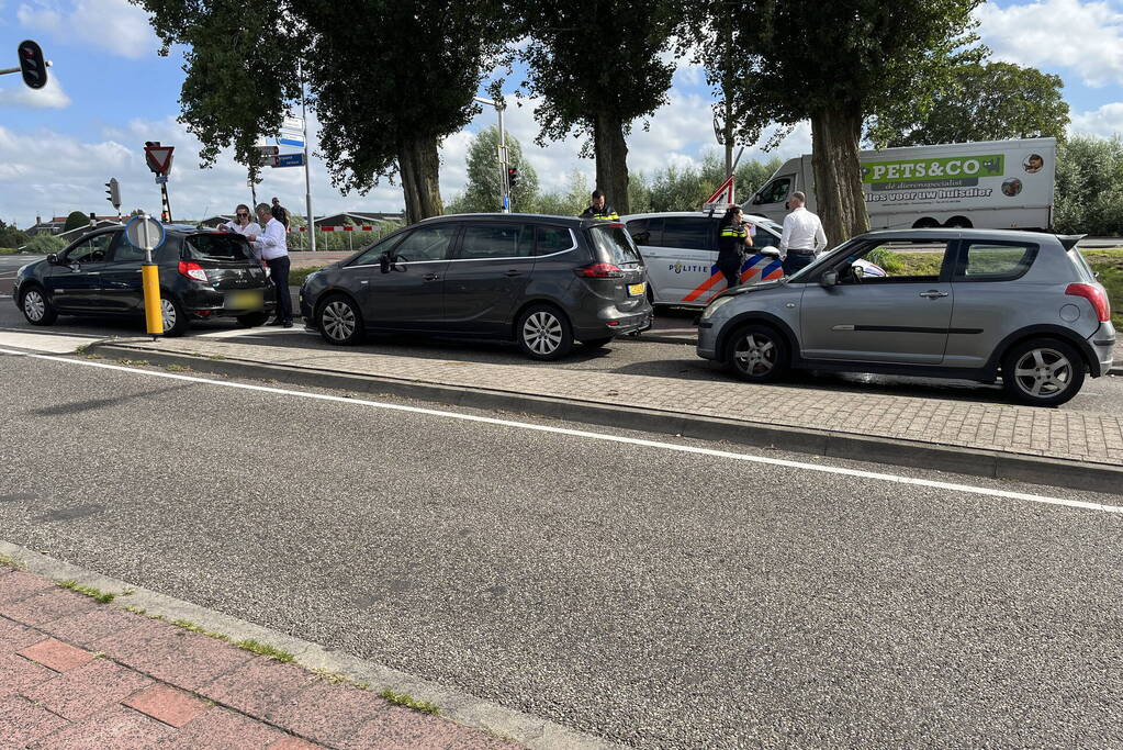 Bestuurder loopt weg na kettingbotsing