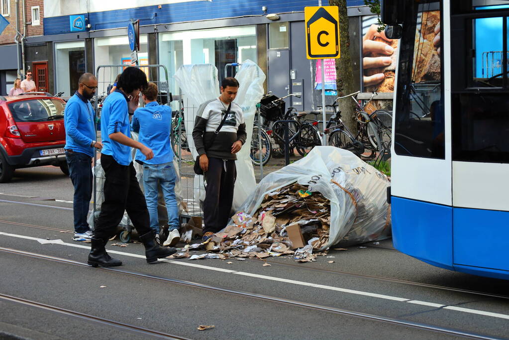 Oud papier container zorgt voor vertraging tram