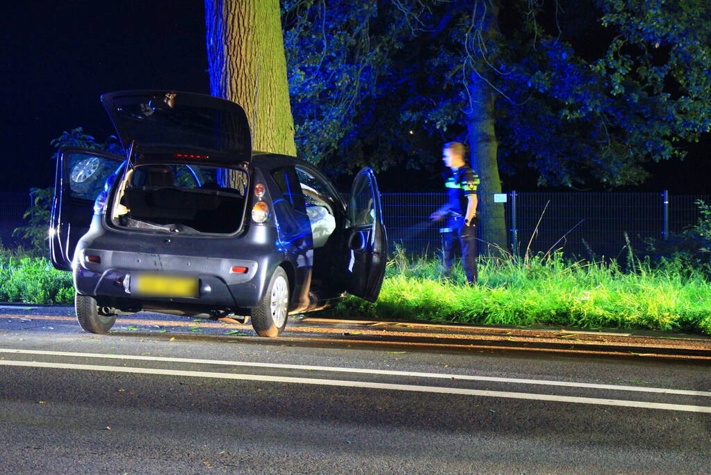 Twee gewonden bij frontale botsing met boom