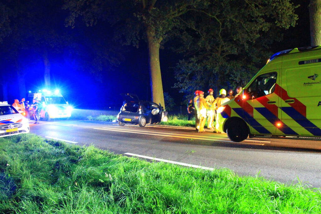 Twee gewonden bij frontale botsing met boom
