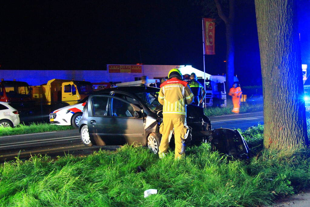 Twee gewonden bij frontale botsing met boom