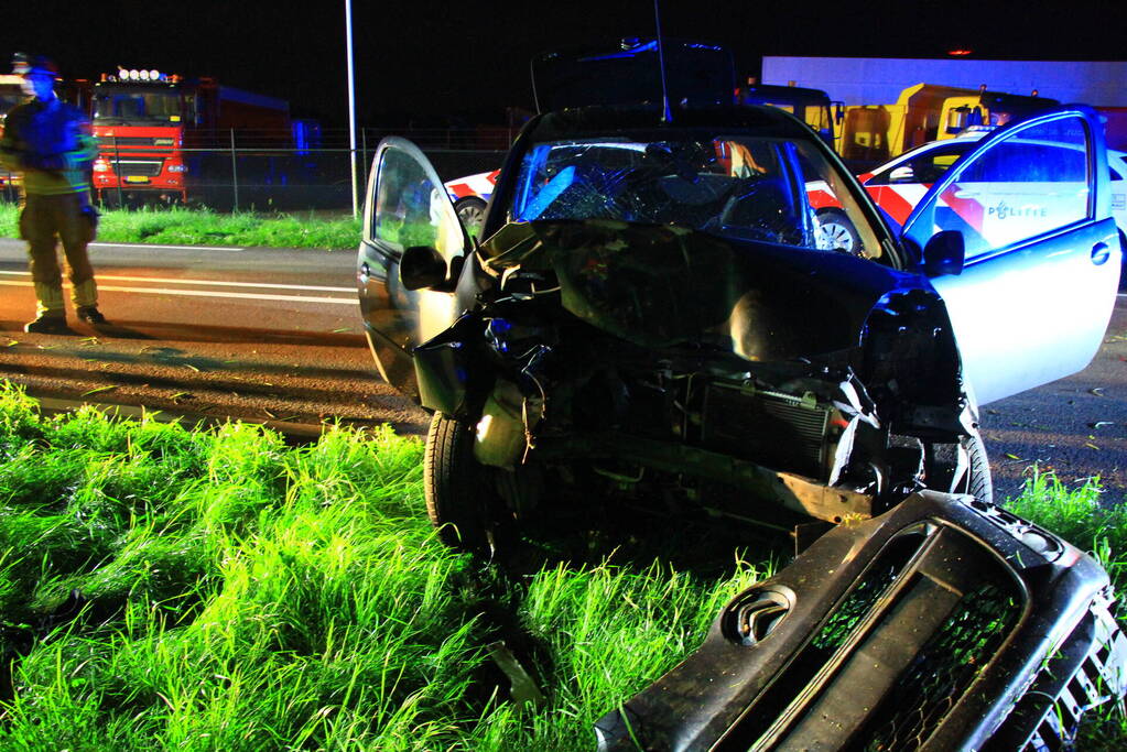 Twee gewonden bij frontale botsing met boom