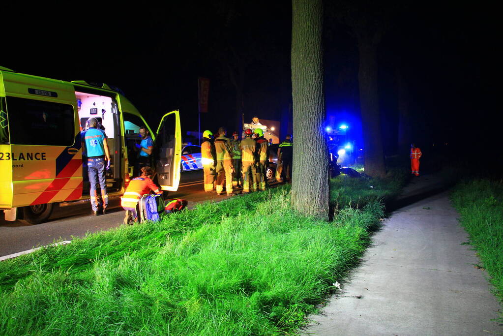 Twee gewonden bij frontale botsing met boom