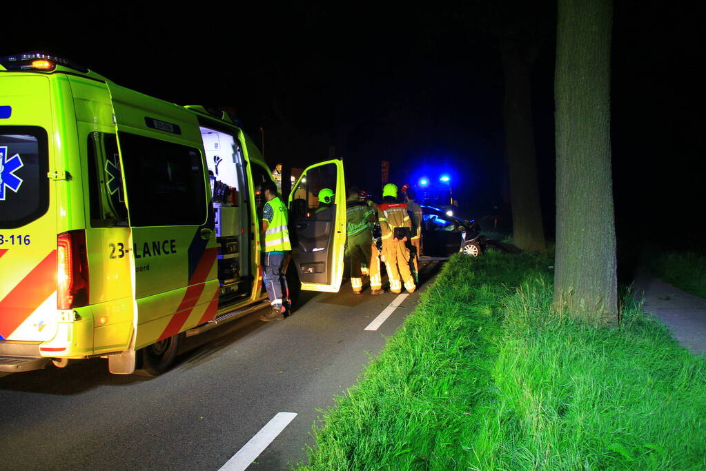 Twee gewonden bij frontale botsing met boom