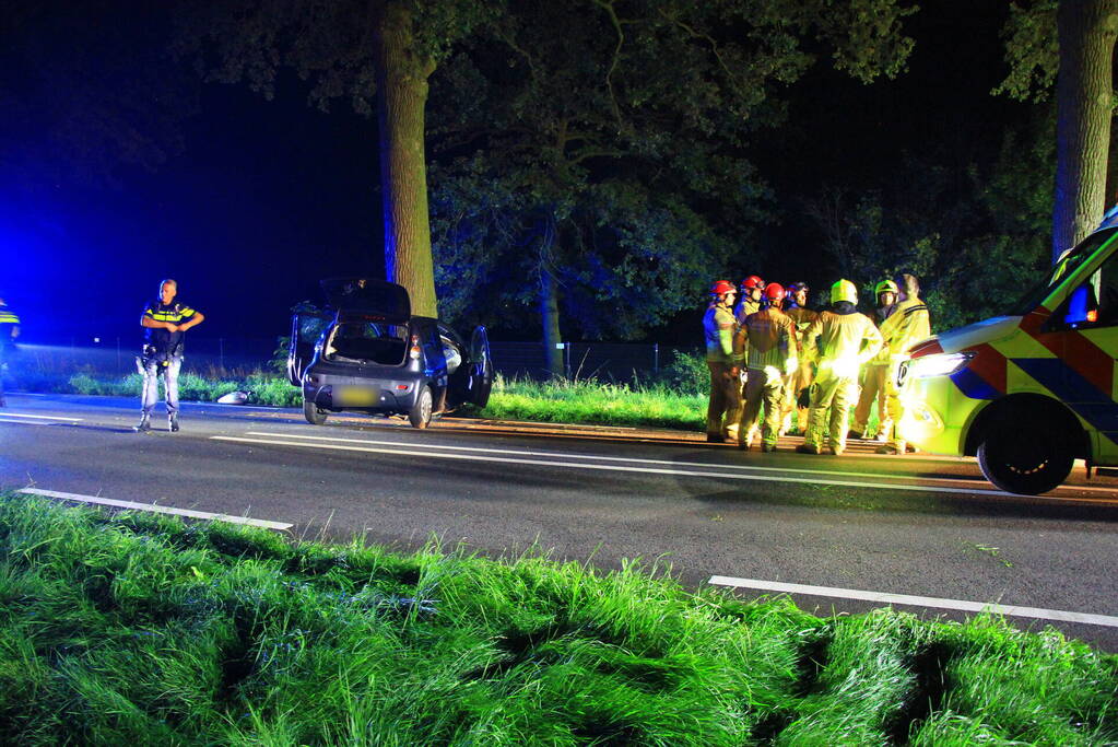 Twee gewonden bij frontale botsing met boom