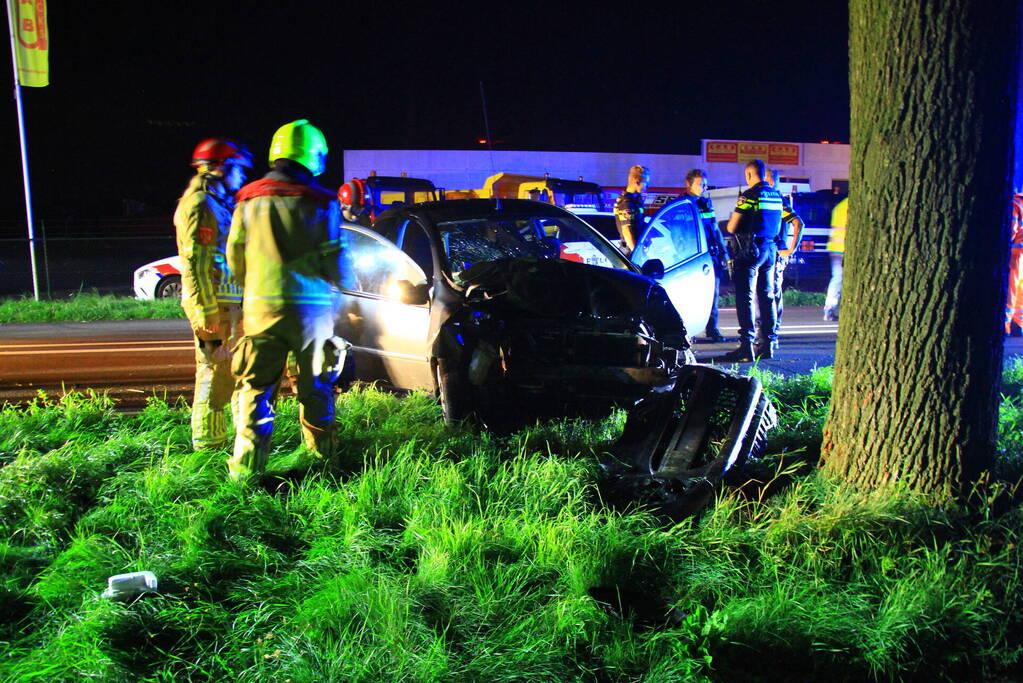 Twee gewonden bij frontale botsing met boom