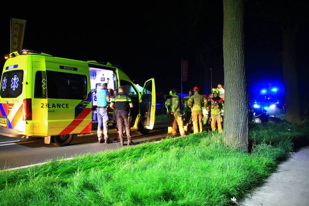 Twee gewonden bij frontale botsing met boom