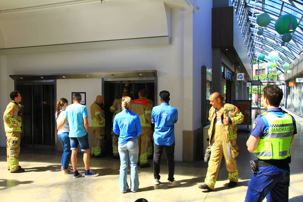 Kind uit lift gered door brandweer