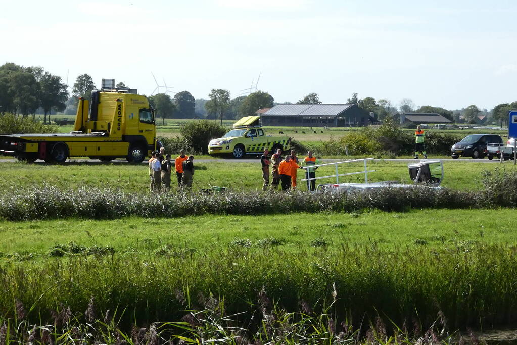 Bestelbus belandt in sloot