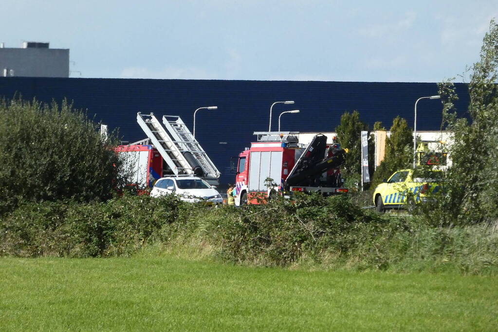 Bestelbus belandt in sloot