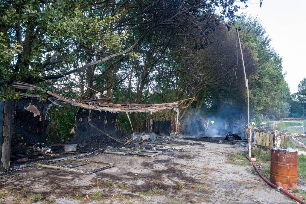 Schuur van boerderij volledig uitgebrand