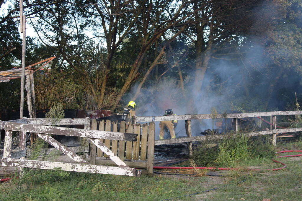 Schuur van boerderij volledig uitgebrand